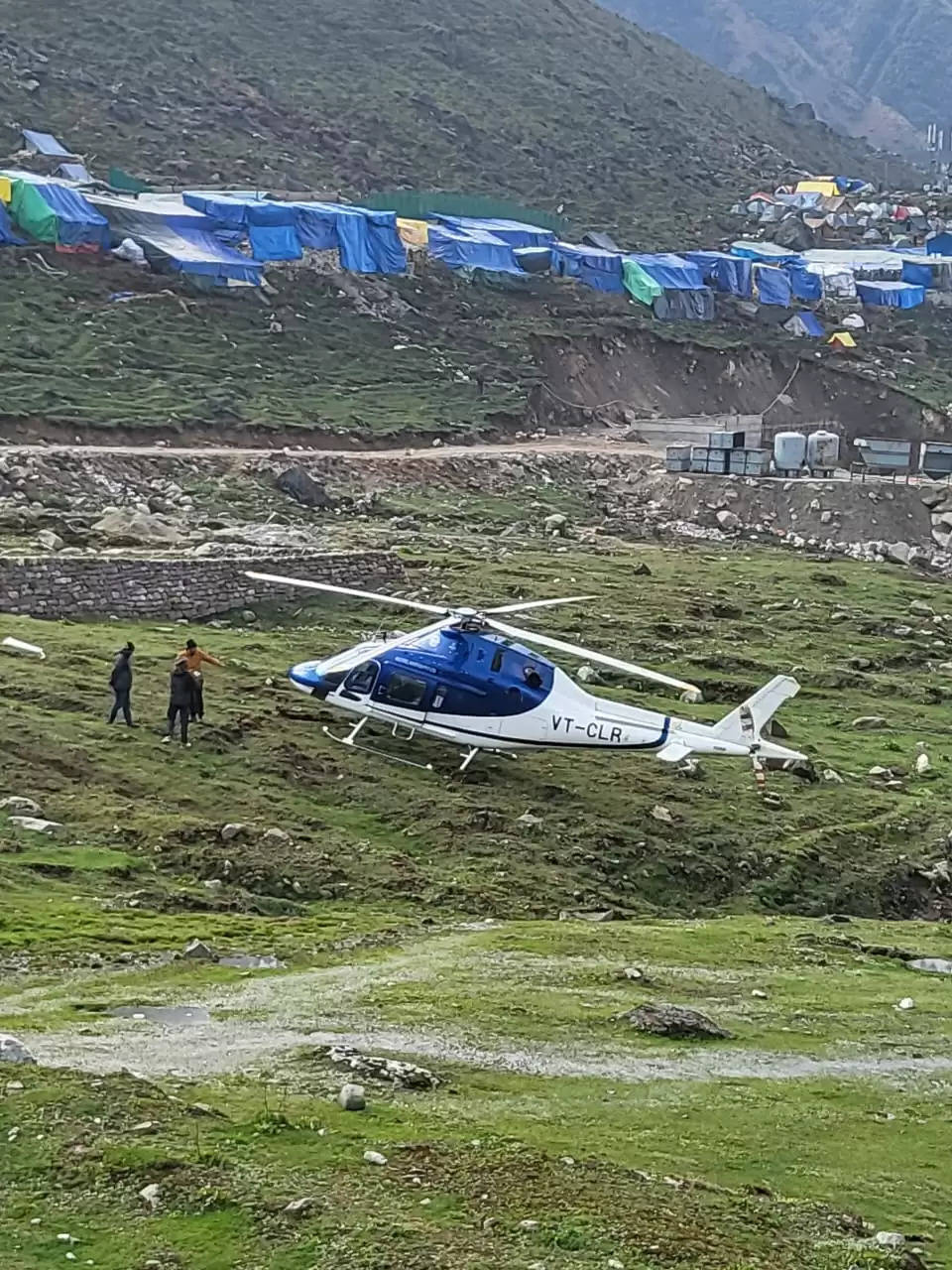   केदारनाथ धाम में हेलिकॉप्टर की इमरजेंसी लैंडिंग, पायलट की सूझबूझ से बाल-बाल बचे श्रद्धालु