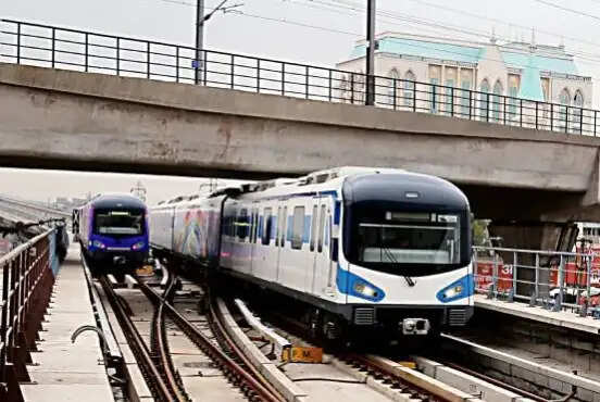 &nbsp;&nbsp;गुरुग्राम में बिजली की खराबी में थामे रैपिड मेट्रो के पहिये