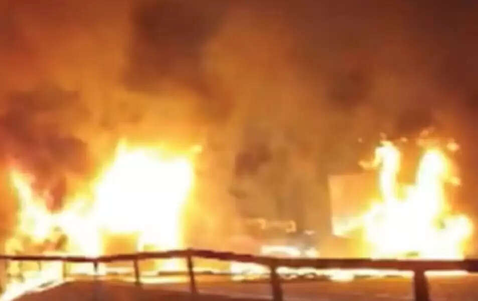 &nbsp;&nbsp;कर्नाटक के चित्रदुर्ग में लॉरी से टक्कर के बाद बस में लगी आग, नौ यात्री जिंदा जले