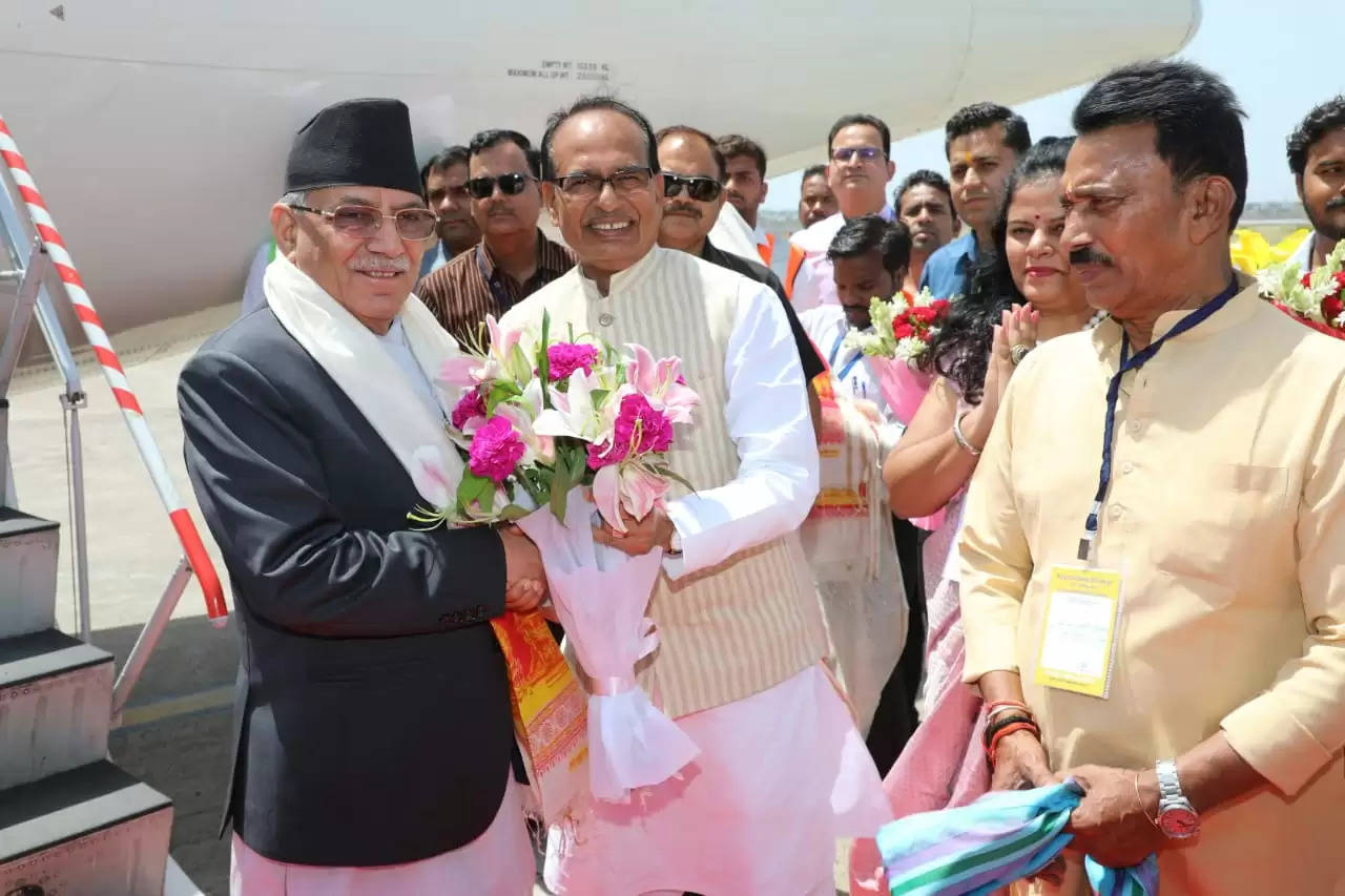 इंदौर पहुंचे नेपाल के प्रधानमंत्री 'प्रचंड', मुख्यमंत्री शिवराज ने किया स्वागत