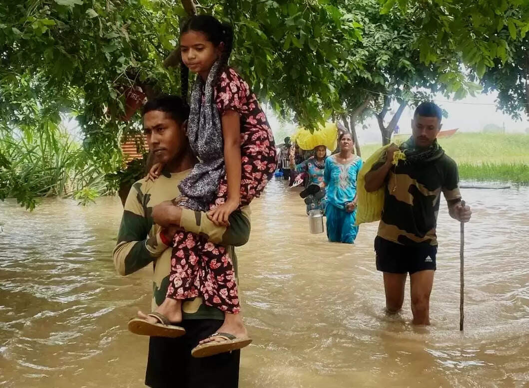 &nbsp;पंजाब के बाढ़ प्रभावित इलाकों में बीएसएफ जवानों ने ऑपरेशन चलाकर सैकड़ों लोगों को बचाया