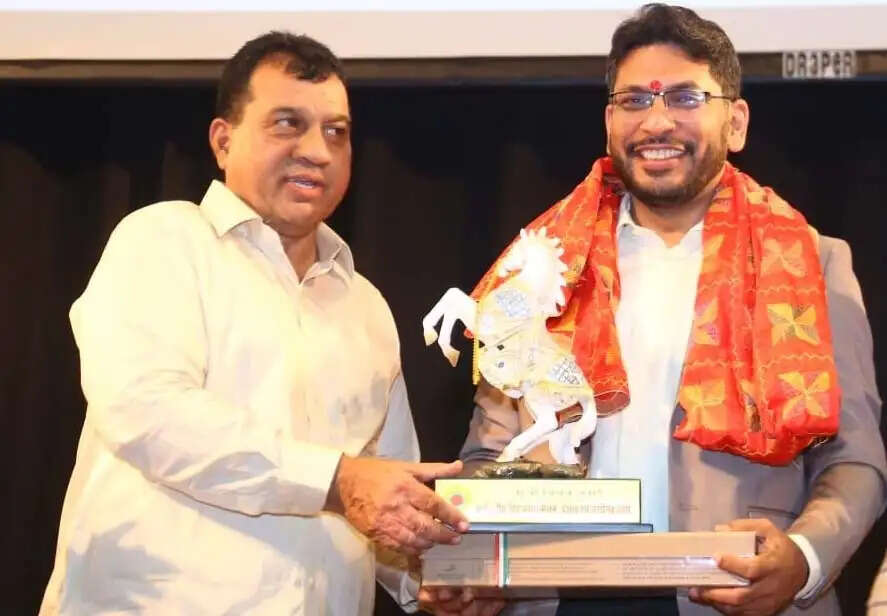 आईएएस संयम अग्रवाल, आईएएस पार्थ गुप्ता, आईआरएस महक मित्तल ने यूपीएससी-2025 में नियुक्त 17 अग्र रत्नों को 'ओपी जिंदल अवार्ड' से नवाजा