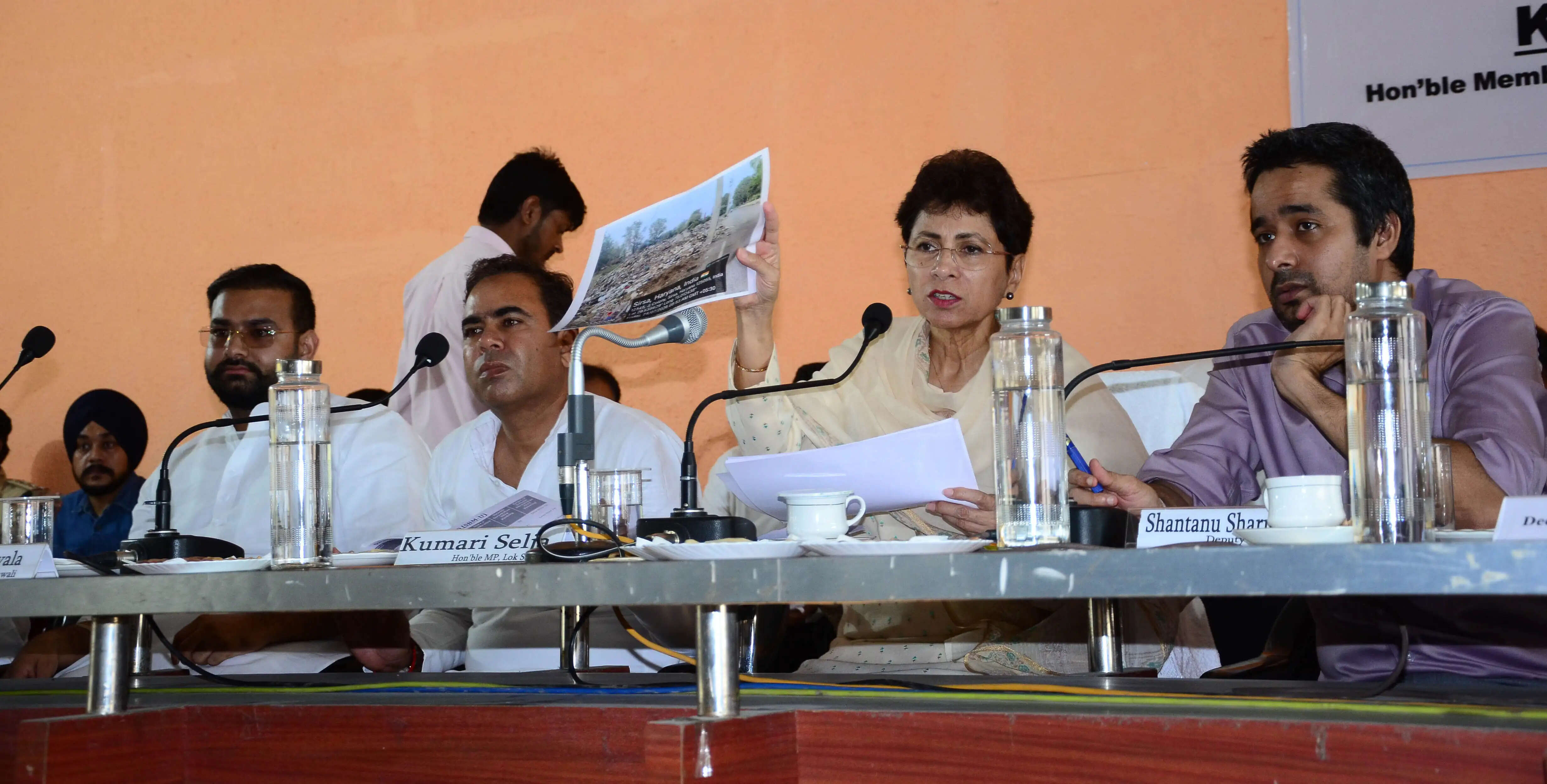 बिजली विभाग का ट्रांसफार्मर और पोल शिफ्ट न करने पर अधिकारियों पर भड़की सांसद, बोलीं 'आपको शर्म आनी चाहिए'