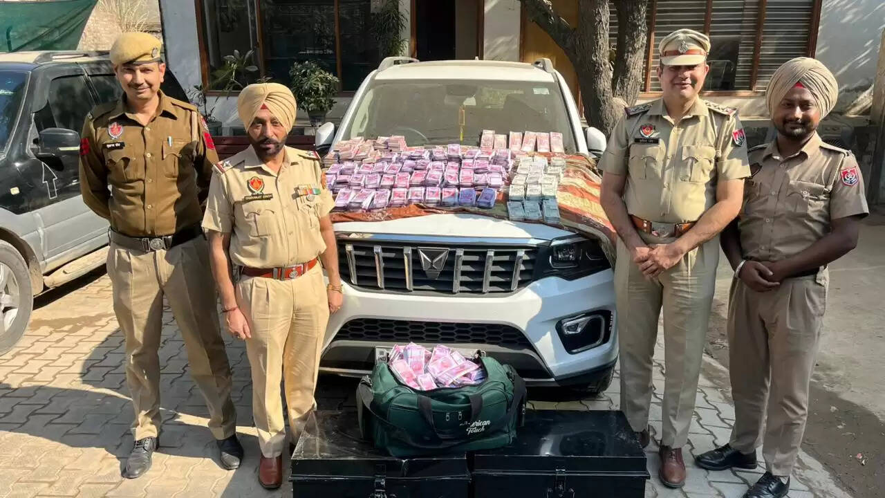 &nbsp;पंजाब पुलिस ने&nbsp;9.99 करोड़ की जाली पुरानी करेंसी के साथ दो लोगों को गिरफ्तार&nbsp;किया