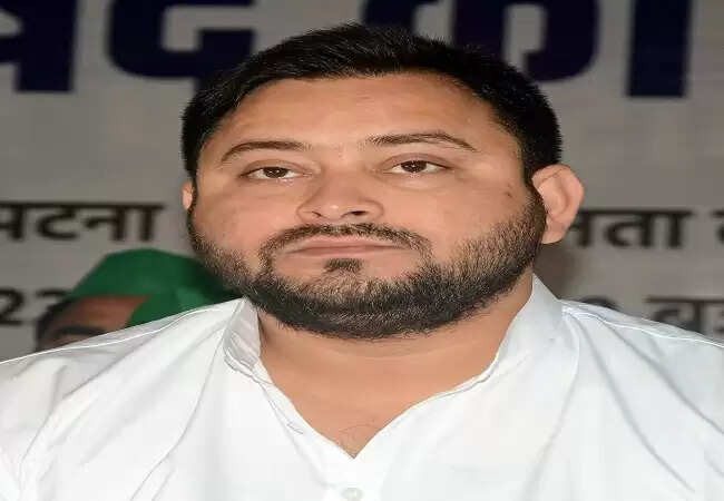 &nbsp;&nbsp;चुनाव आयोग ने दो वोटर आईडी रखने के मामले में तेजस्वी यादव काे जारी किया नोटिस