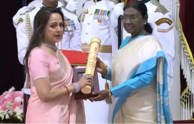 &nbsp;&nbsp;राष्ट्रपति ने पद्म पुरस्कार 2026 प्रदान किए, अभिनेता धर्मेंद्र को मरणोपरांत पद्म विभूषण