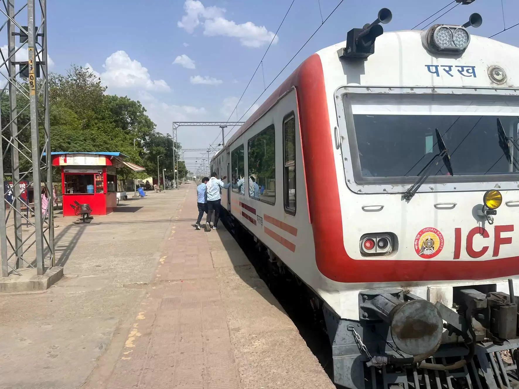   हिसार से सीधे दिल्ली के लिए जल्द विद्युत संचालित नई ट्रेन मिलने की संभावना