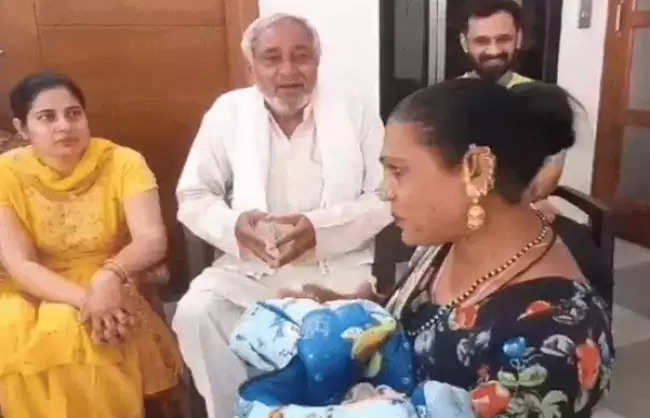  दादा ने पोता होने की खुशी में किन्नरों को गिफ्ट में दिया 100 गज का प्लाट