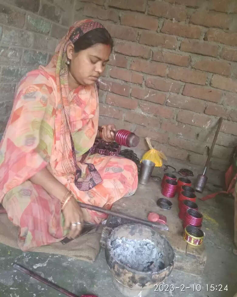 दुल्हन के हाथों में खनकती हैं 'जीविका' दीदियों द्वारा बनाई गई लहठी