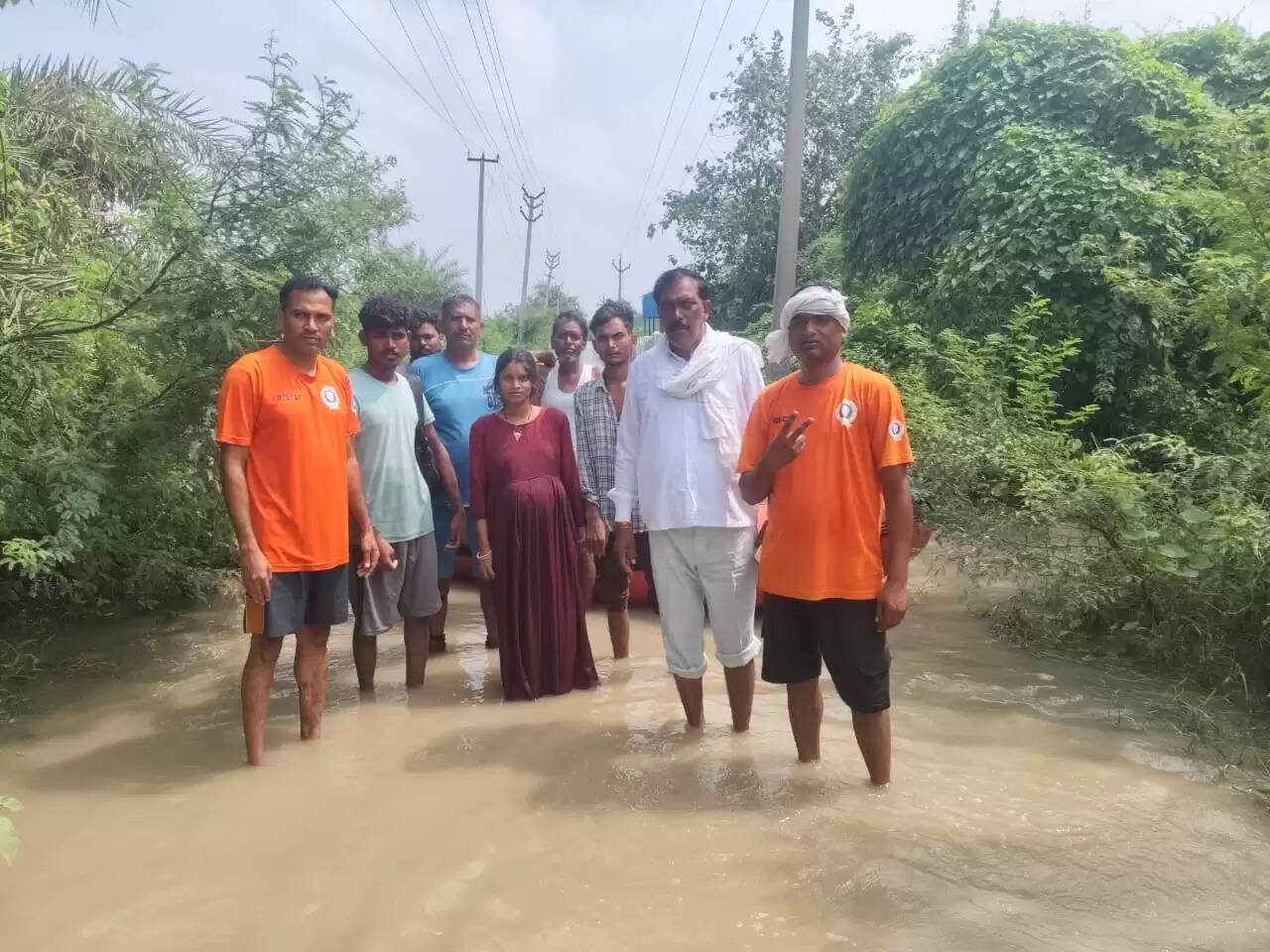 बाढ़ में फंसी गर्भवती महिला का किया गया रेस्क्यू
