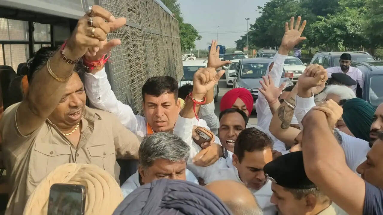 कांग्रेस नेताओं और कार्यकर्ताओं को पुलिस ने विधायक शीशपाल केहरवाला निवास के बाहर हिरासत में ले लिया
