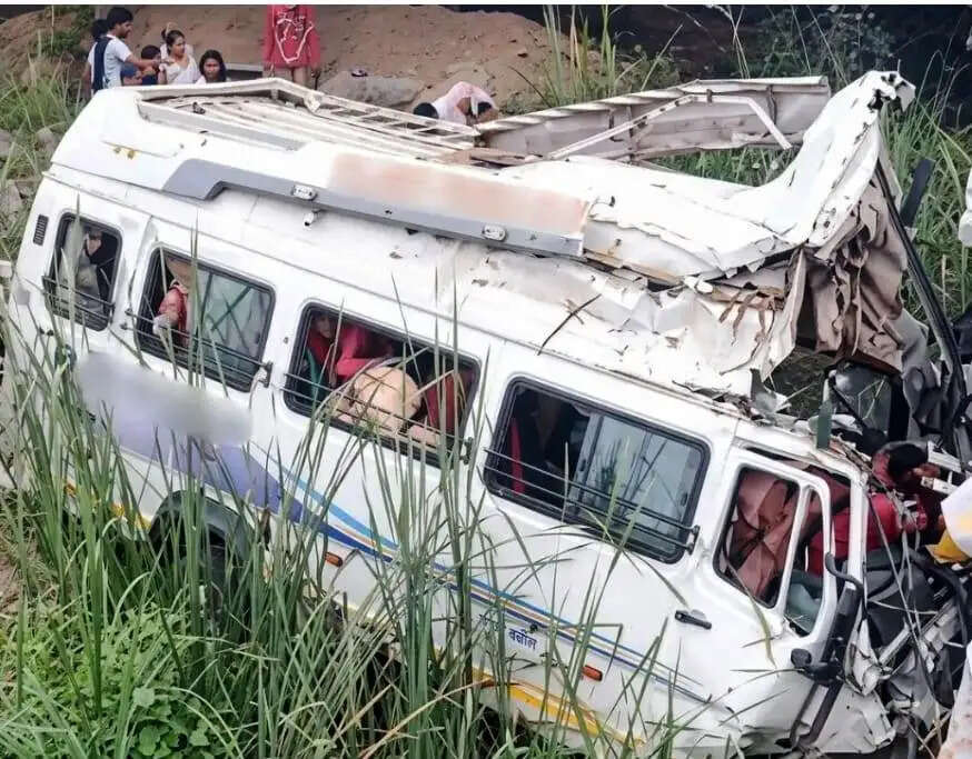 भोपाल से खाटूश्याम जा रही मिनी बस नाले में गिरी, 8 की मौत और कई घायल