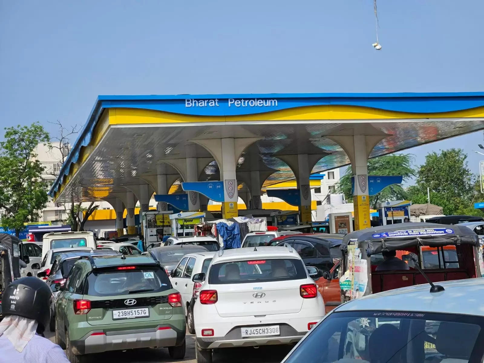 राजस्थान में पेट्रोल पंपों की अनिश्चितकालीन हड़ताल, केवल 60 पंपों पर मिल रहा पेट्रोल-डीजल
