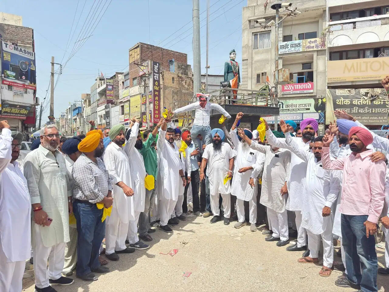कांग्रेस सांसद दीपेंद्र हुड्डा का सिख समुदाय ने फूंका पुतला