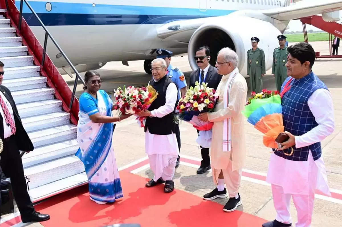छत्तीसगढ़ पहुंचीं राष्ट्रपति मुर्मू , एयरपोर्ट पर राज्यपाल और मुख्यमंत्री ने किया स्वागत