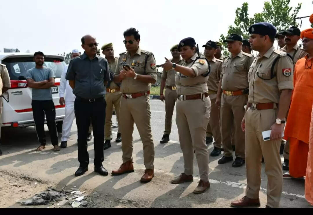 &nbsp;&nbsp;उत्तर प्रदेश के मुजफ्फरनगर में हुए सड़क हादसे में छह लोगों की मौत