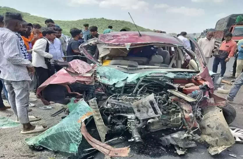 खाटू श्याम से लौट रहे परिवार की कार हाइवे पर बस से भिड़ी, छह लोगों की मौत