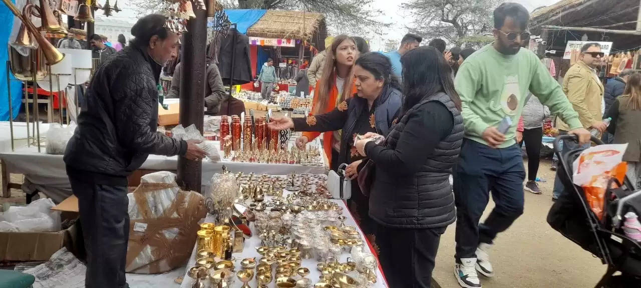   सूरंजकुंड मेले में पर्यटकाें को लुभा रहे स्वयं सहायता समूहों के उत्पाद