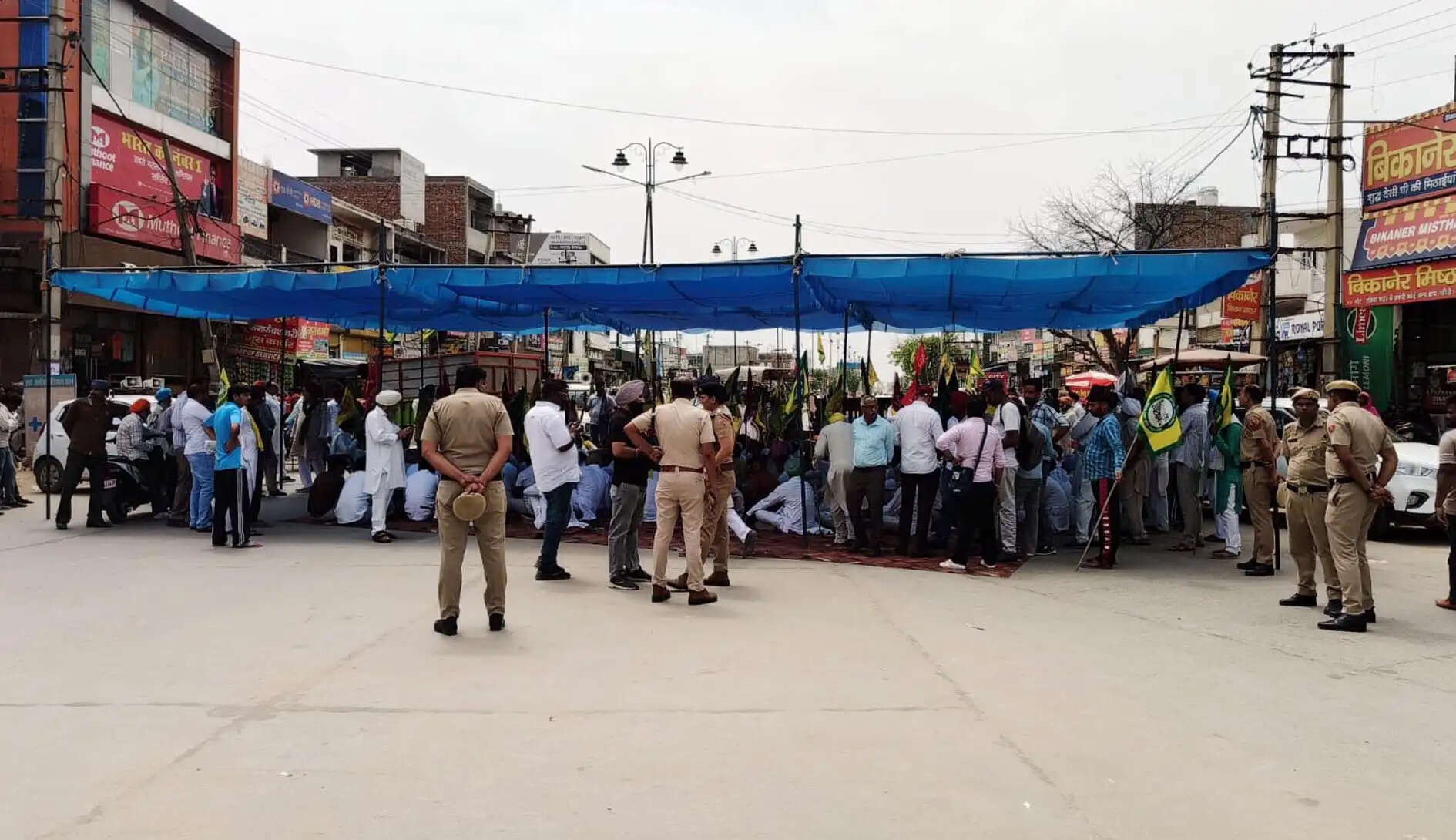 फतेहाबाद में गेहूं खरीद के लिए बायोमेट्रिक हाजिरी की शर्त के विरोध में किसानों ने लगाया चक्का जाम