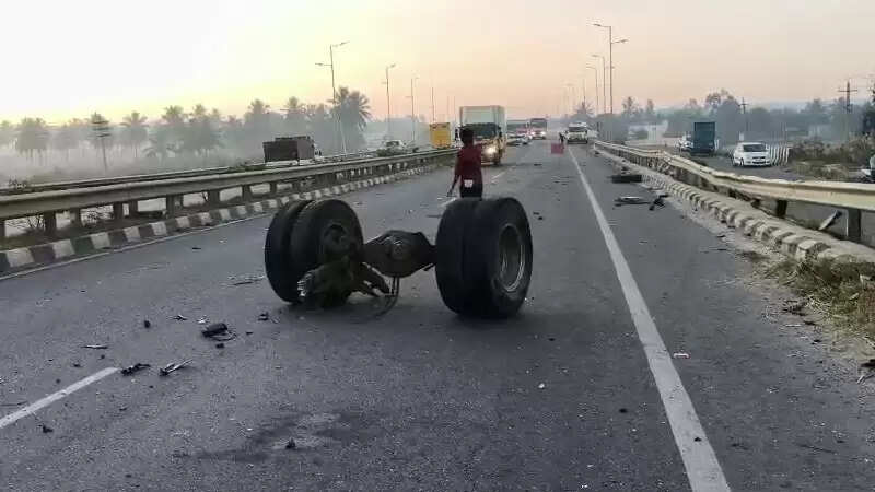 &nbsp;&nbsp;बेंगलुरु के पास सड़क हादसे में सात लोगों की मौत