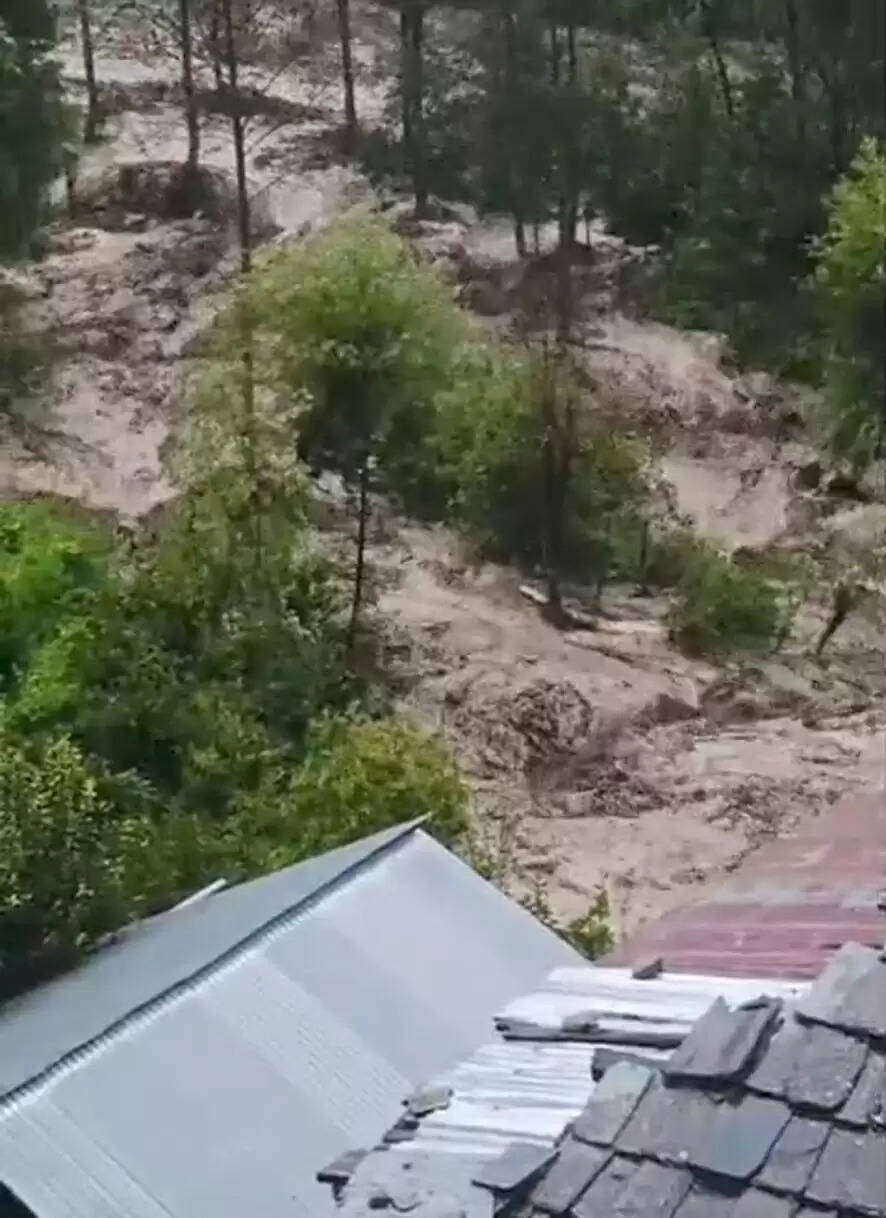 &nbsp;हिमाचल के कुल्लू में दो जगह बादल फटे, खाली करवाए गांव, 323 सड़कें बंद, 19 अगस्त तक अलर्ट