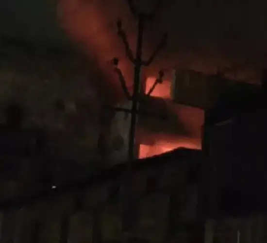 कानपुर की मर्केंटाइल बिल्डिंग में लगी आग, 35 मजदूरों की बचाई गई जान