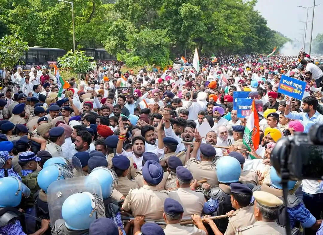 कांग्रेस ने पंजाब के मुख्यमंत्री आवास की ओर निकाला मार्च, पुलिस ने रोका