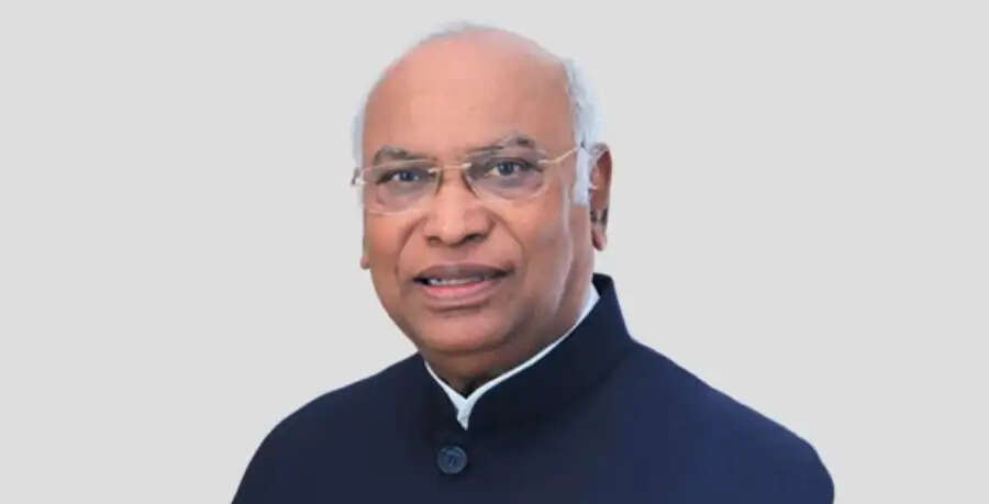 &nbsp;कांग्रेस अध्यक्ष खरगे ने पेट्रोलियम की बढ़ती कीमतों को लेकर केंद्र पर बोला हमला, कहा-संकट के बीच जनता को लूटा जा रहा है