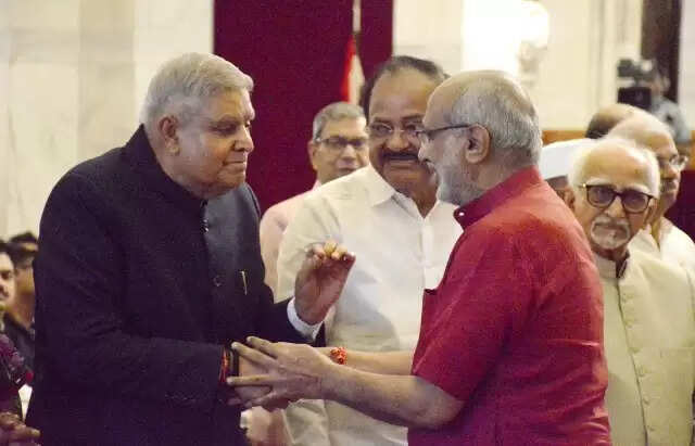 &nbsp;&nbsp;उपराष्ट्रपति पद से इस्तीफे के बाद पहली बार सार्वजनिक मंच पर दिखे धनखड़, राधाकृष्णन को दी बधाई